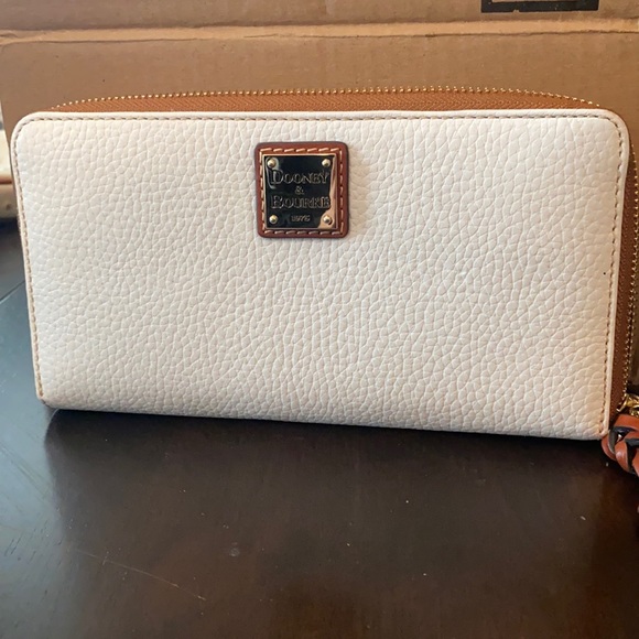Dooney & Bourke Handbags - Dooney & Bourke wristlet wallet